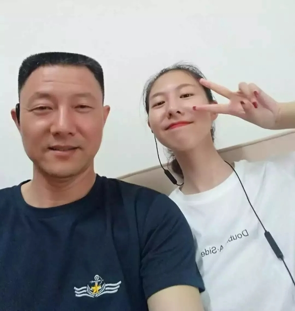 【當(dāng)代海軍】為同學(xué)擋刀的女大學(xué)生：我是軍人的孩子，我不沖上去，她可能會(huì)死